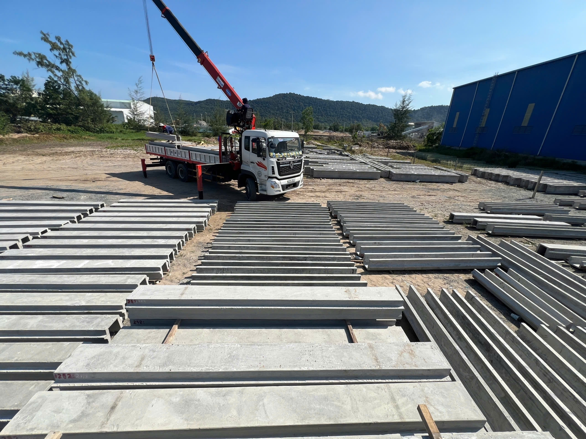 Một góc nhỏ tại xưởng Omega sản xuất cấu kiện bê tông