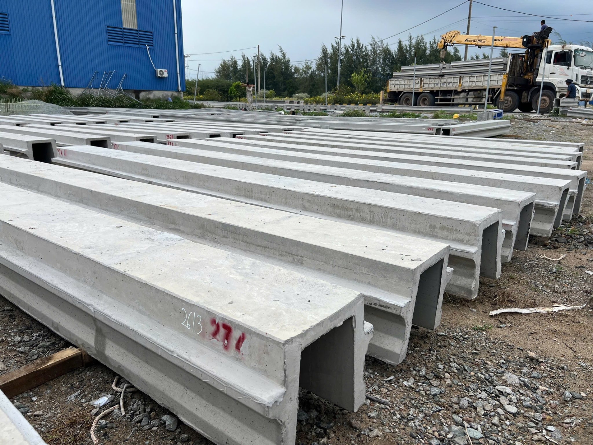 Một góc nhỏ tại xưởng Omega sản xuất cấu kiện bê tông