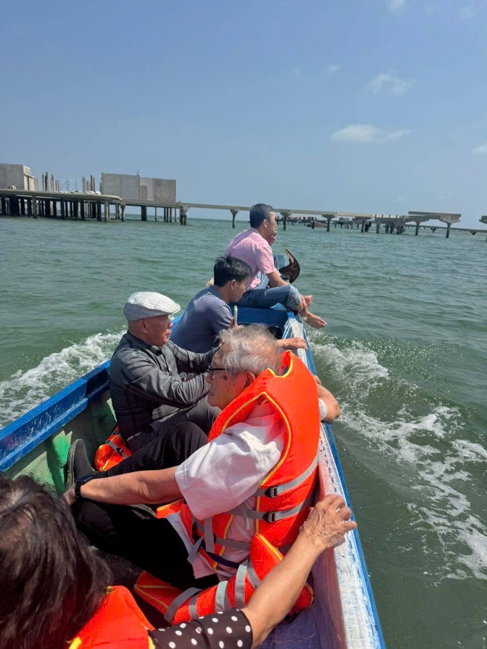 ĐÓN TIẾP GS.TSKH NGUYỄN NGỌC TRÂN VÀ CHUYÊN GIA TẬP ĐOÀN PHAN VŨ THĂM QUAN CÔNG NGHỆ BÊ TÔNG FRP